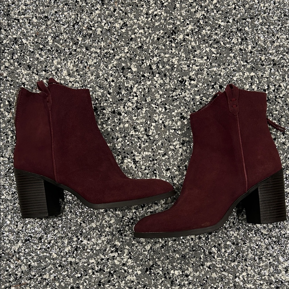 NWOT Chic Burgundy Ankle Booties Mia new!!!